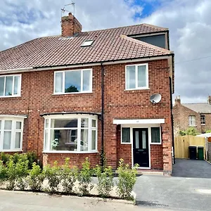 Townhouse With Free Off Road Parking And Garden York